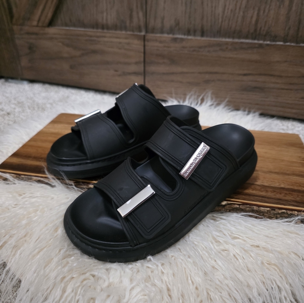 LAST CHANCE Alexander McQueen Embossed Black Sandals